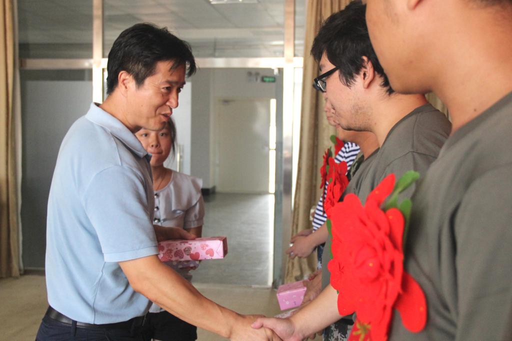 杨斌副院长代表澳门太阳城
向新兵赠送纪念品