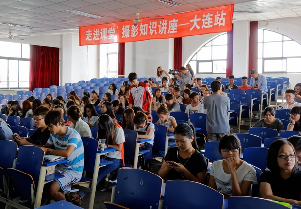 师生认真聆听讲座