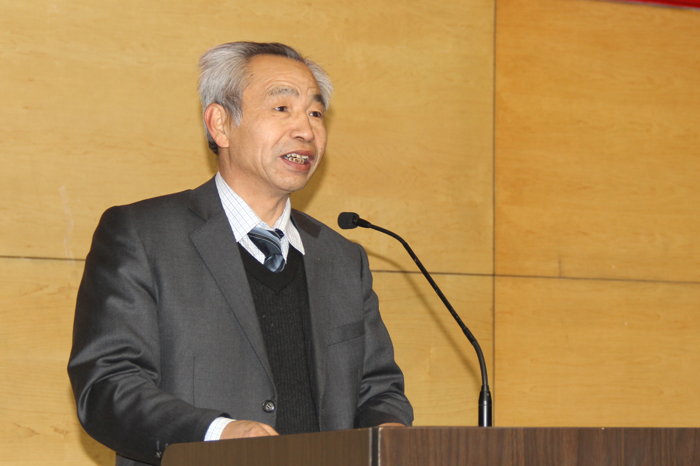 匡国柱院长代表澳门太阳城
作工作总结