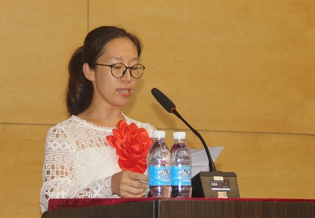 教师代表胡竞发言