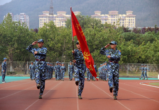 参训新生接受澳门太阳城
领导检阅