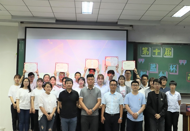 获奖团队成员与评委及老师合影