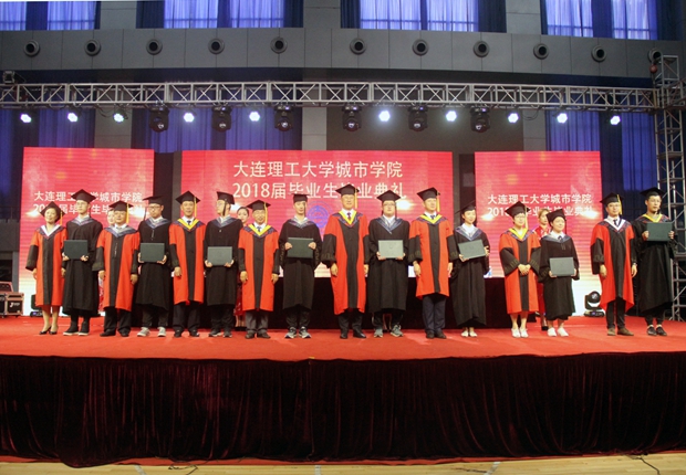 澳门太阳城
领导、分院领导颁发学位证书