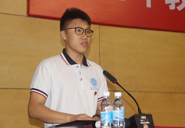 学生代表陈垟发言